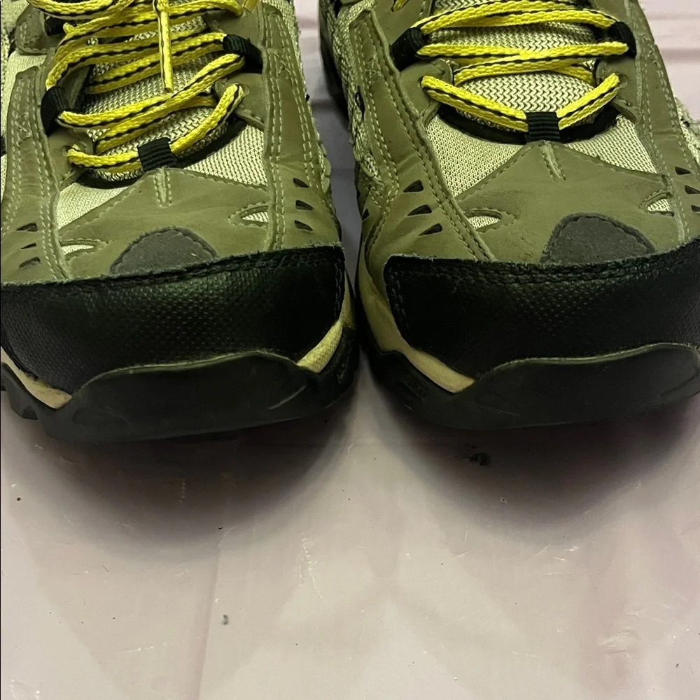 Nike Men's Beige and Brown Trail Boots with Yellow Accents size 8.5